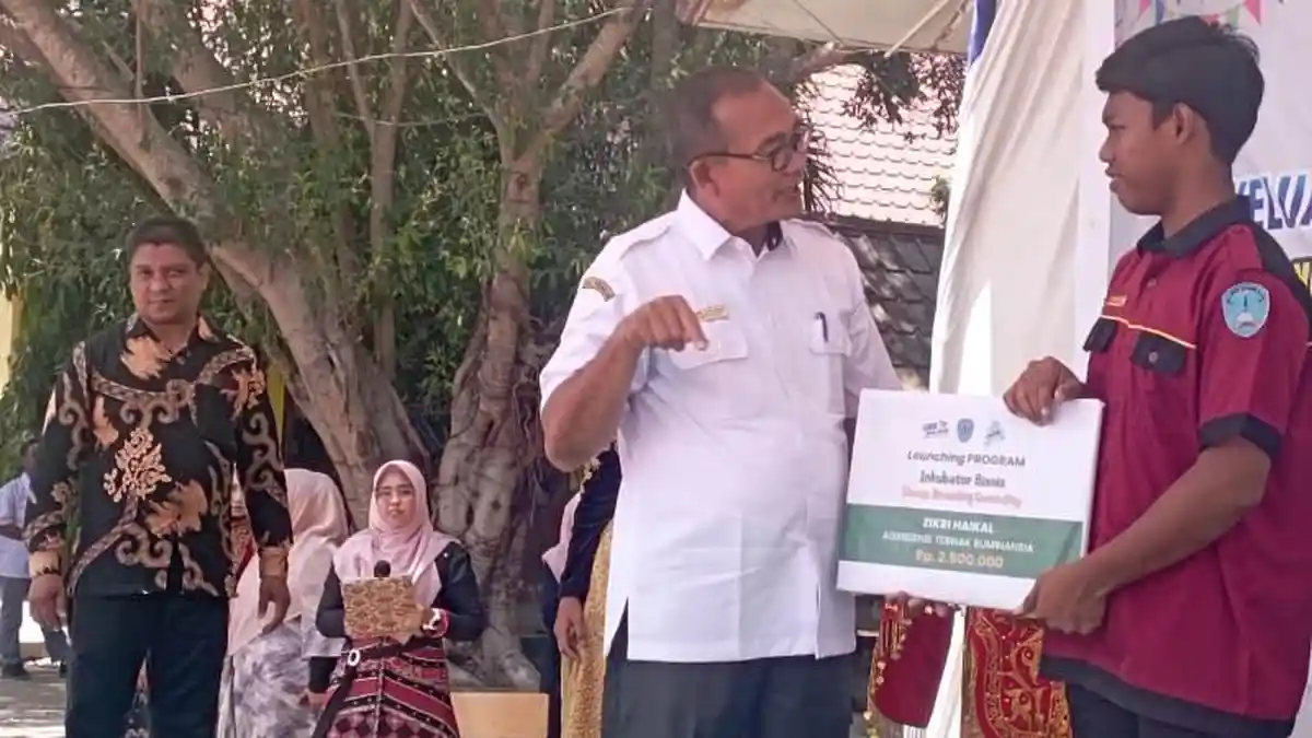 Sejumlah Alumni SMKN 1 Gandapura Bireuen Terima Penghargaan dan Bagi Hasil Usaha Peternakan