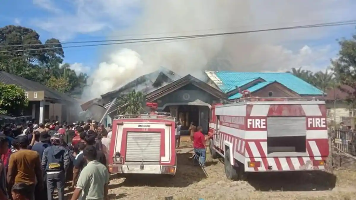 BREAKING NEWS - Rumah Mantan Camat di Aceh Singkil Terbakar