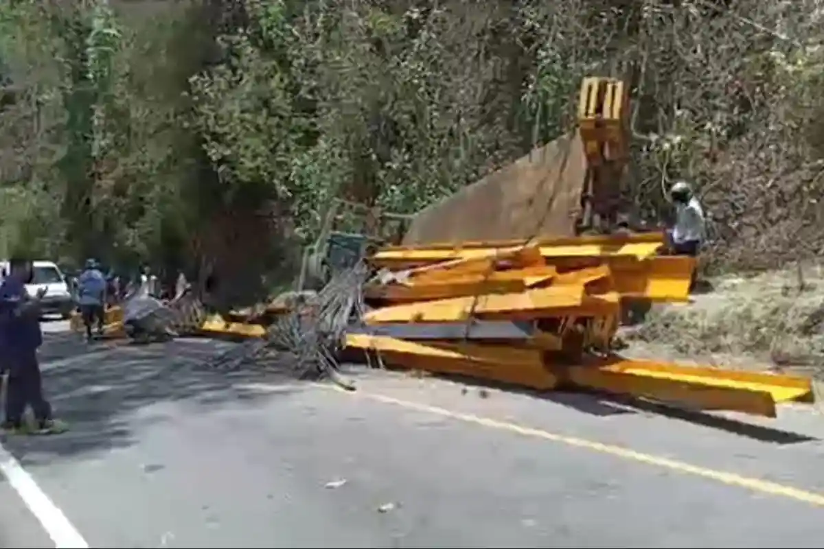 BREAKING NEWS : Lakalantas di Sikka Tronton Tabrak Tebing, 1 Tewas, 2 Dilarikan ke Puskesmas