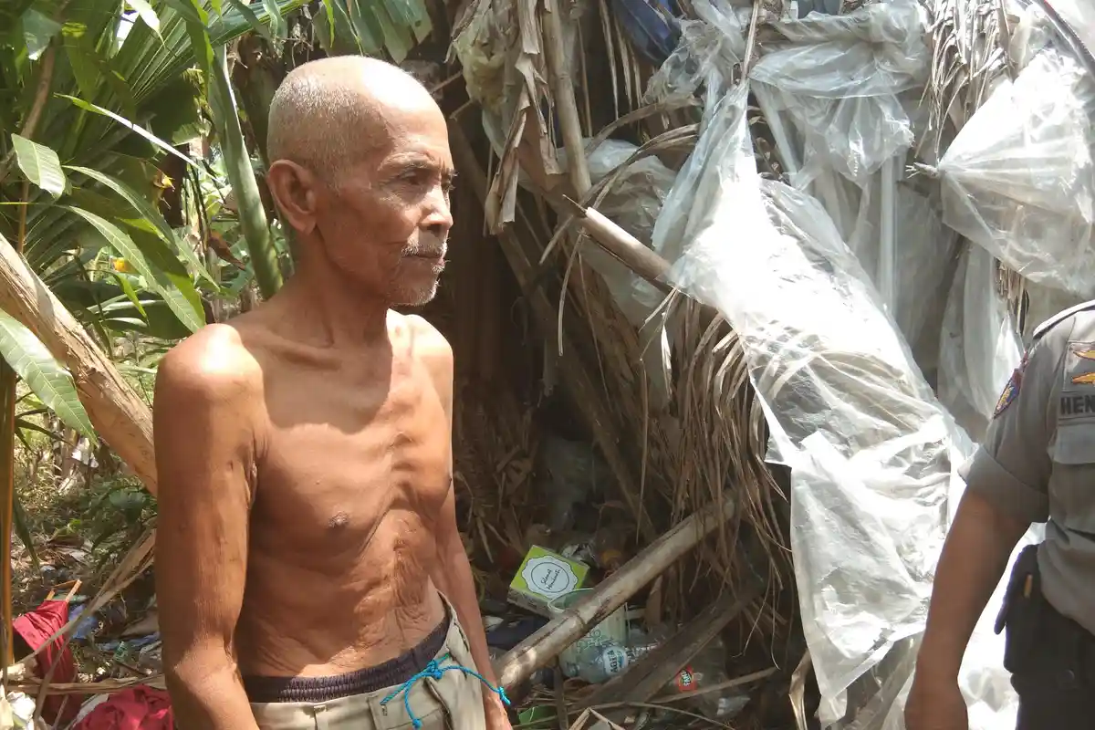 Kakek 90 Tahun Hidup Sebatang Kara di Gubuk Kumuh Bak Kandang Hewan