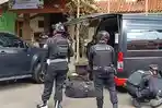 Tim-Gegana-Korps-Brimob-Polri-diterjunkan-ke-lokasi-ledakan-di-Masjid-SMAN-72.jpg
