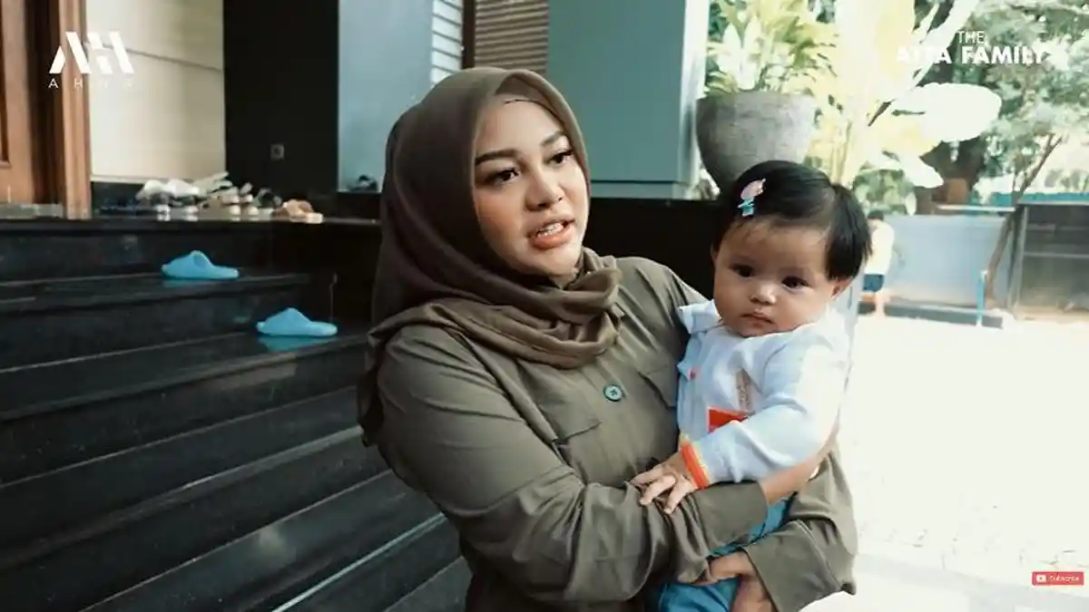 Potret Wajah Aurel Hermansyah saat Bayi Dinilai Mirip Ameena Hanna