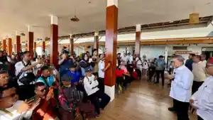Menteri-Zulkifli-Hasan-saat-menemui-para-nelayan-di-KNMP-Lateng-Banyuwangi.jpg