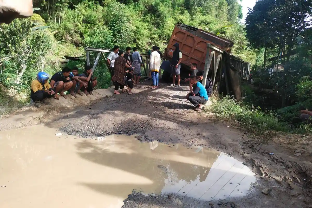 Berita Foto: Jembatan Jalur Polman - Mamasa Amblas, Truk Bermuatan Pasir Terperosok