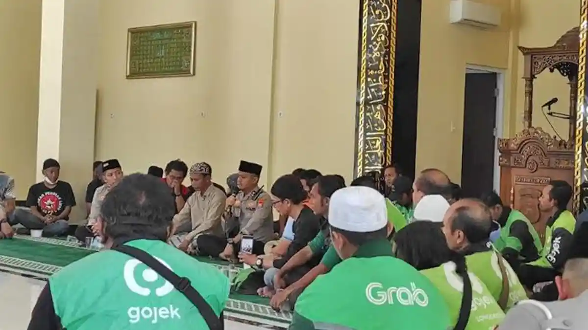 Polres Gresik dan Komunitas Ojol Gelar Sholat Gaib dan Doa Bersama untuk Mendiang Affan Kurniawan