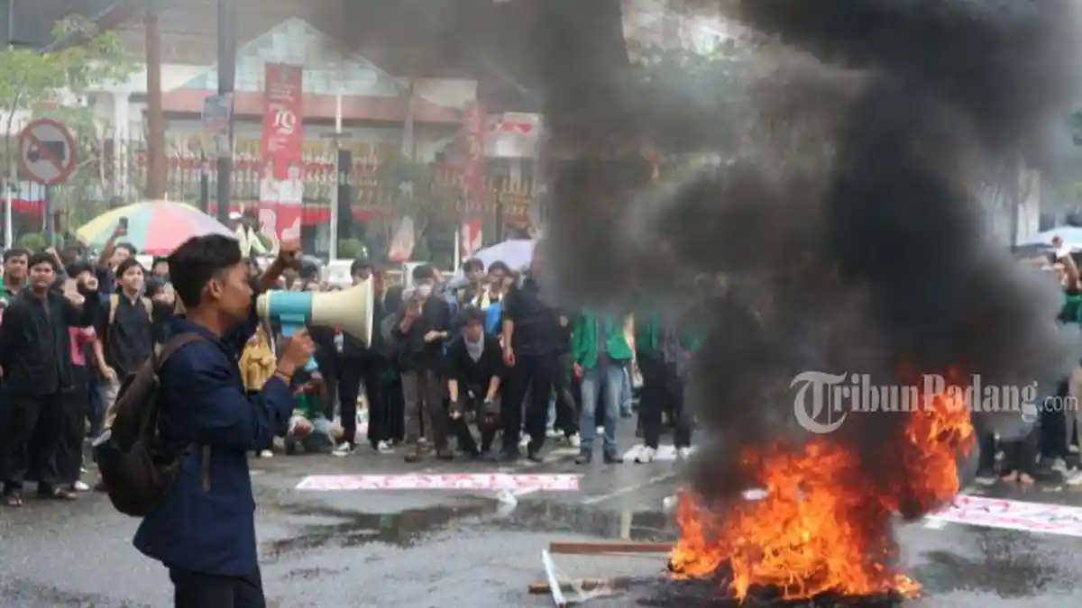 FOTO Unjuk Rasa Kawal Putusan MK di DPRD Sumbar, Massa Aksi Berorasi dan Bakar Ban - Seorang-mahasiswa-tengah-berorasi-dalam-fa.jpg