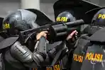 Oknum-polisi-iseng-menembakkan-pelontar-gas-air-mata.jpg