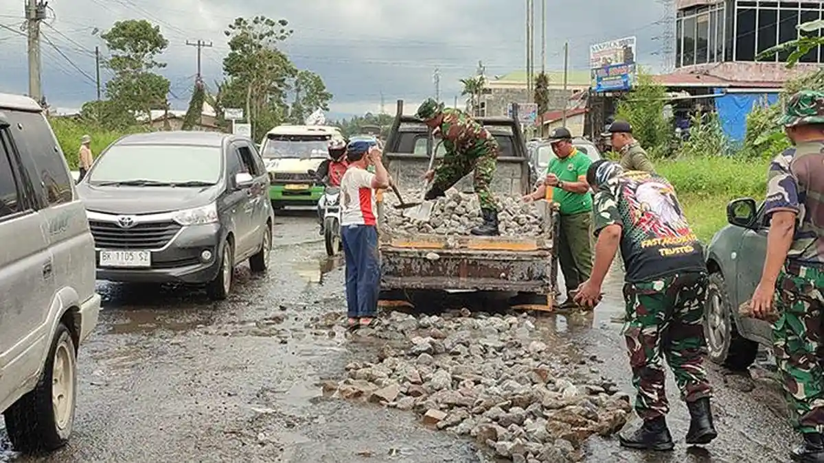 Sering Timbulkan Kemacetan, Kodim 0205/TK Timbun Jalan Rusak di Jalan Jamin Ginting