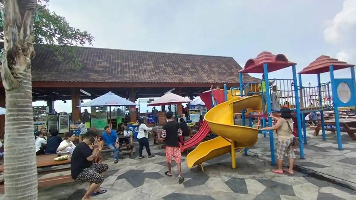 Manfaatkan Hari Libur, Warga Sulawesi Utara Padati Kawasan Wisata Malalayang Beach Walk