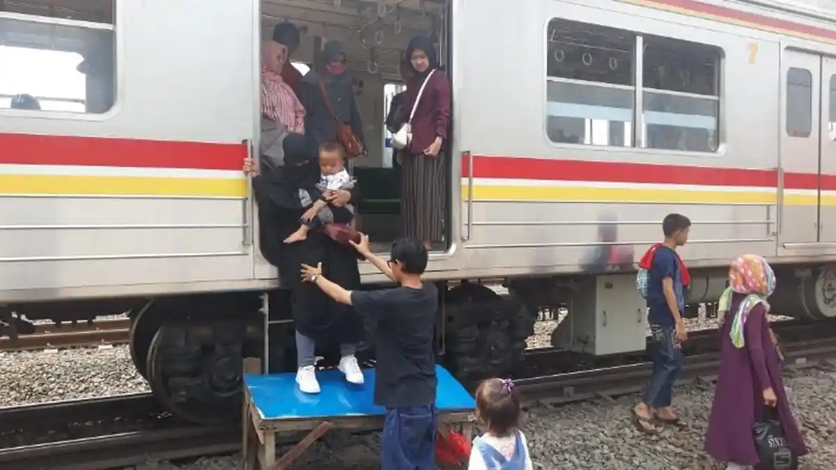KRL Kembali Normal Pagi Ini Setelah Terima Pasokan Listrik dari PLN, Cek Rute Perjalanan di Sini