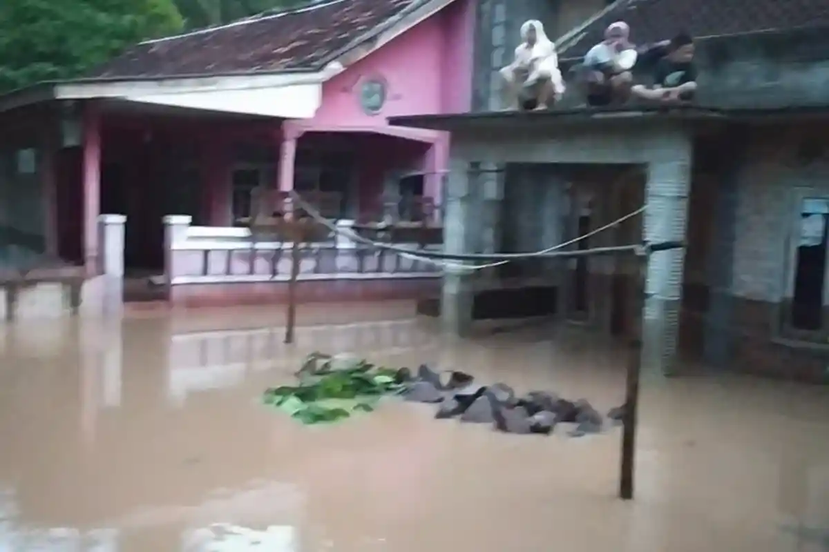 BREAKING NEWS Warga Cianjur Teriak Minta Tolong dari Atap Rumah, Banjir 3 Meter Datang Jelang Sahur