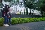 Warga Selfi di Taman Menteng Jakarta