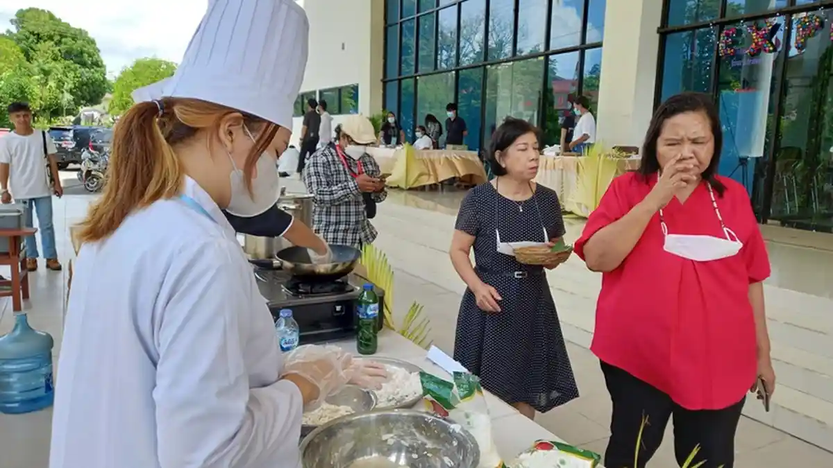Fakultas Pariwisata Politeknik Negeri Manado Gelar EXPO Makanan Tradisional
