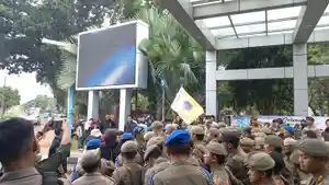 Suasana-Demo-di-depan-Puspemkot-Tangsel-Kamis-1362024.jpg