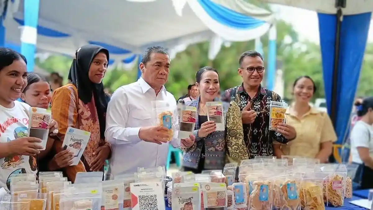 Kunjungi Rumah Budaya Sumba, Wamen Desa Apresiasi Program Wisata Alumni LPDP