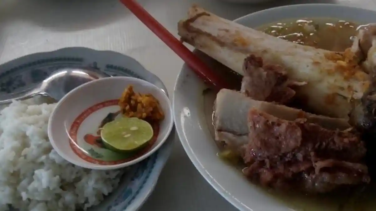 Sop Kaldu Dengkul Sapi Madura, Nikmatnya Kian Sempurna Saat Diseruput dengan Sedotan