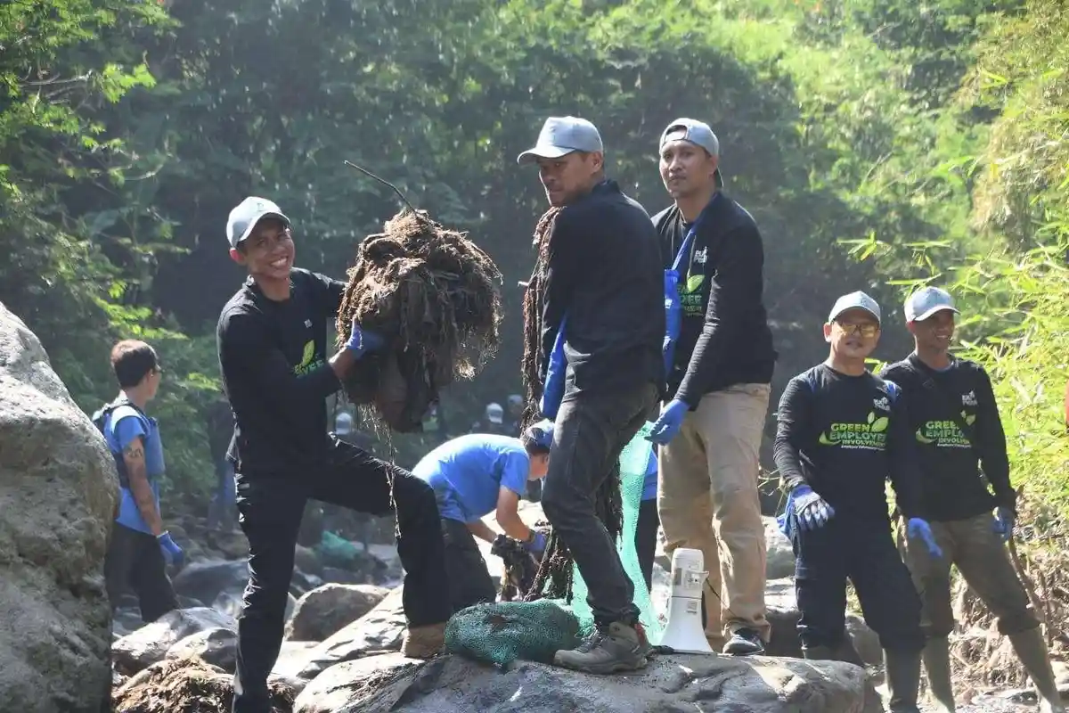Hari Lingkungan Hidup, Pegawai PLN UIP JBT Turun Langsung Bersihkan Sungai Cikapundung