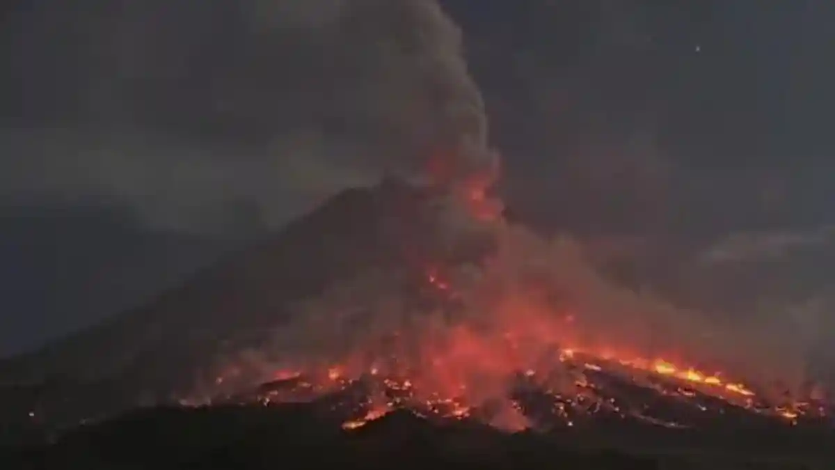 Detik-detik Gunung Merapi Kembali Erupsi, Lontarkan Lava dan Awan Panas