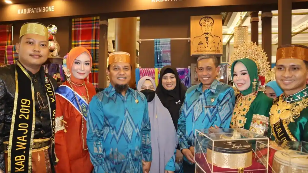 Songkok Recca hingga Sutra Wajo Terpajang di JCC