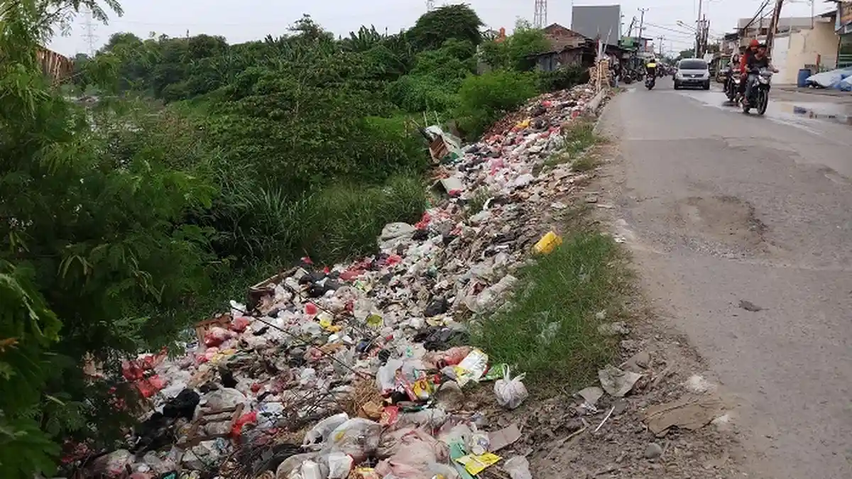 Membuang Sampah Sembarangan di Pinggir Jalan Karang Satria Bekasi Perilaku Biadab