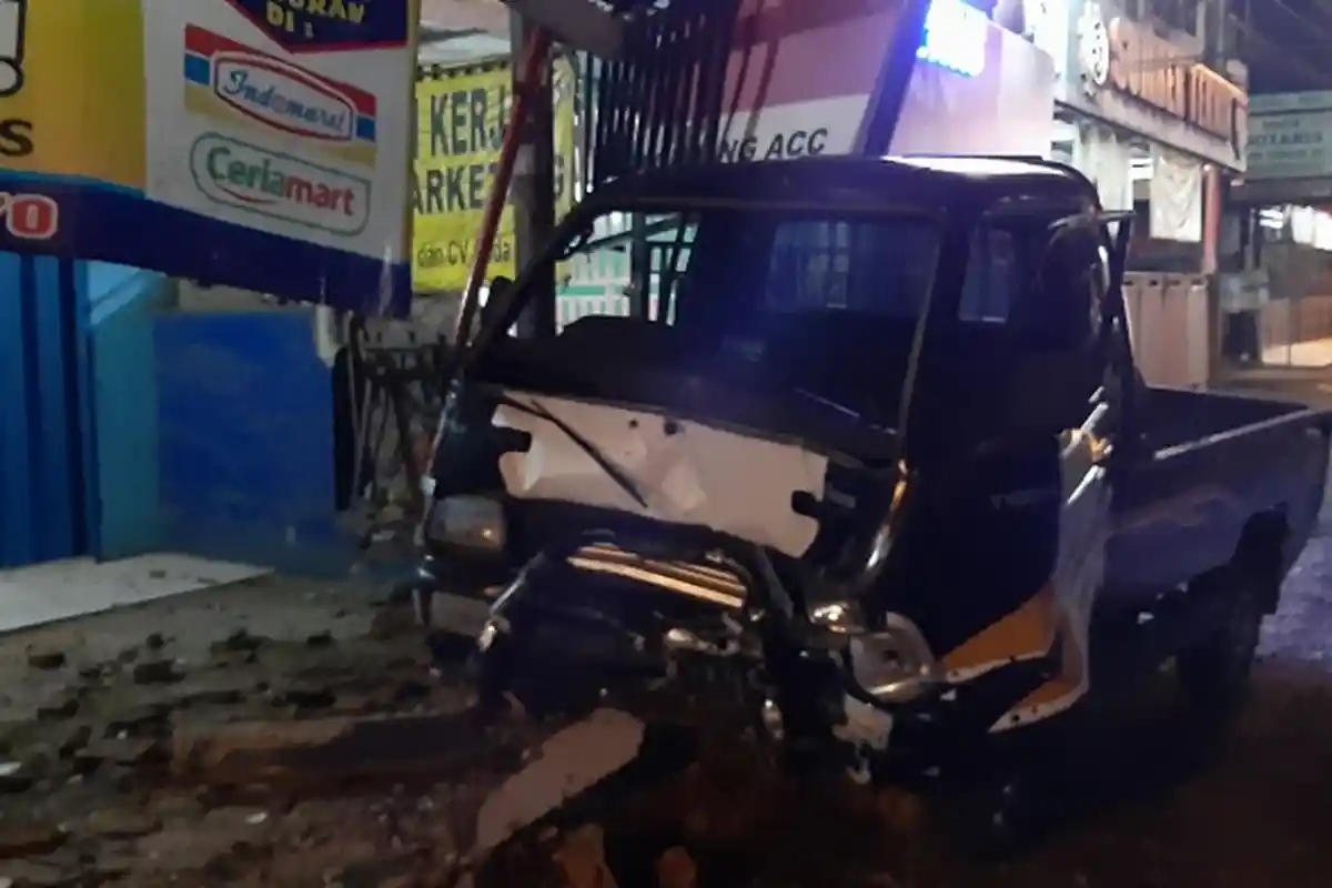 Kecelakaan Tunggal di Kroya, Satu Pick Up Ringsek Tabrak Tembok, Dua Orang Mengalami Luka