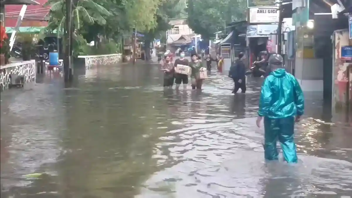 Hujan Deras Landa Jakarta Sore Ini, 2 Ruas Jalan di Jaksel Tergenang