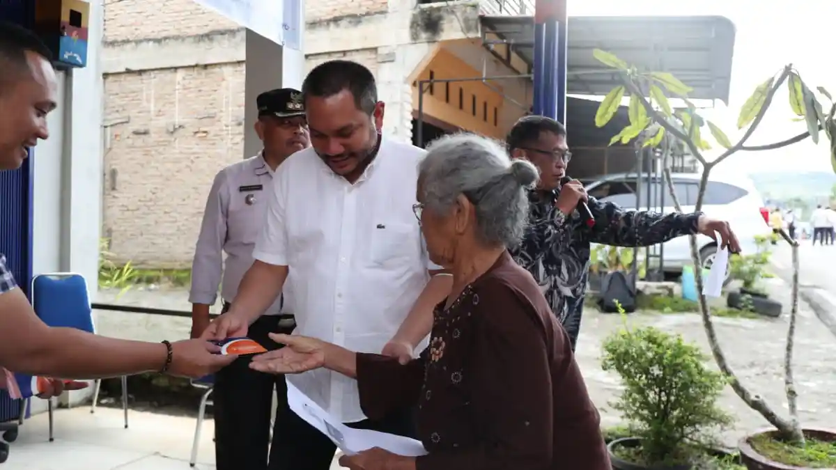 BUPATI PAKPAK BHARAT Franc Tumanggor Bagikan Bantuan Langsung Tunai (BLT) DID 2022