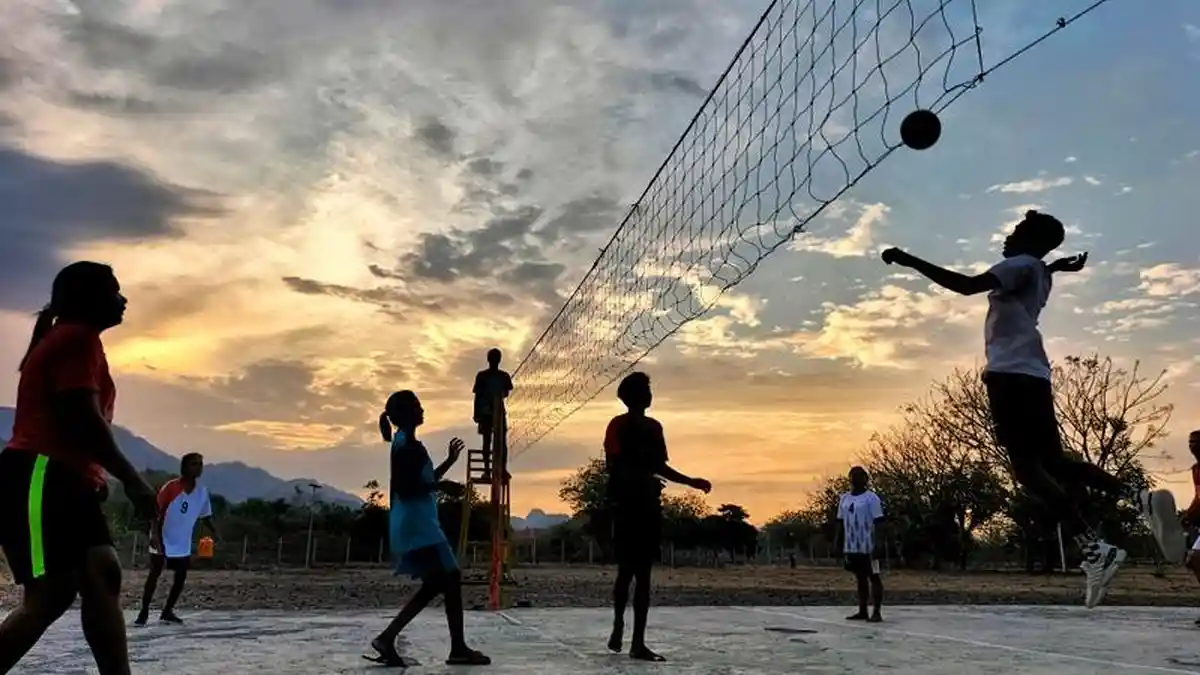 Potret Cerianya Muda-mudi Wini Main Voli Nikmati Senja di Perbatasan Timor Leste: Kasih Smash!