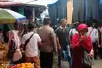 Polsek-Siantar-Barat-mulai-melakukan-patroli-keliling-di-Pasar-Horas.jpg