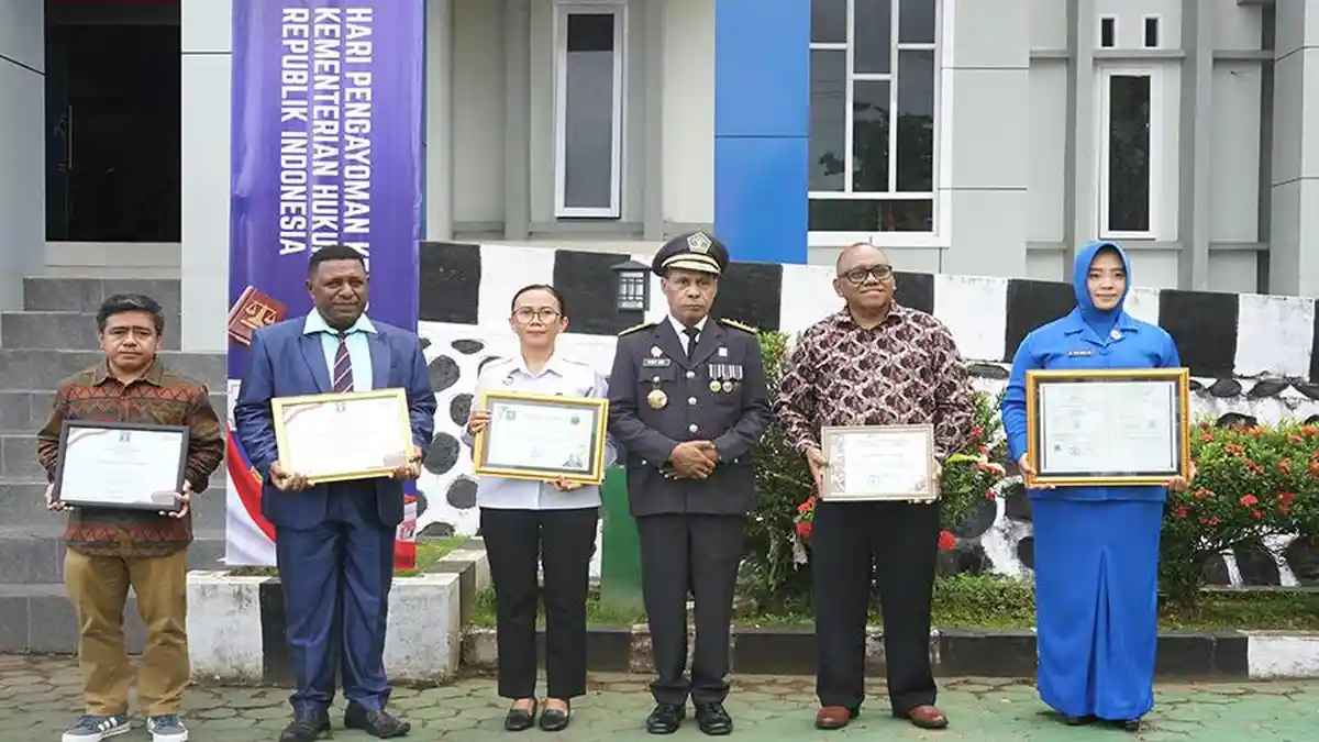 Upacara HUT Pengayoman ke-80, Pegawai Kanwil Kemenkum Pabar Bertahan Diguyur Hujan