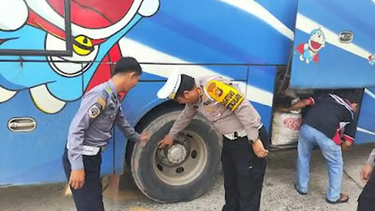 Mudik Lebaran 2024, Satlantas Polres Sarolangun Ram Check Kelayakan Bus di Terminal Sribulan
