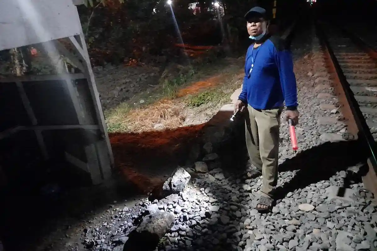 Detik-detik Kecelakaan Seorang Pria Semarang Tersambar Kereta Api Menurut Penjaga Palang Pintu