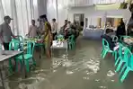 resepsi-pernikahan-di-tengah-banjir-Jombang-Jatim.jpg