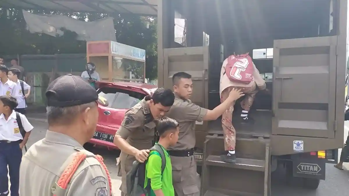 Lagi Asyik Nongkrong di Warnet, Belasan Siswa SMP dan SMA di Padang Diciduk Satpol PP