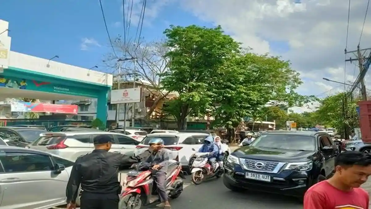 100 Meter Butuh Waktu 50 Menit, Krodit Kemacetan di Jalan Letda Abdul Rozak Palembang