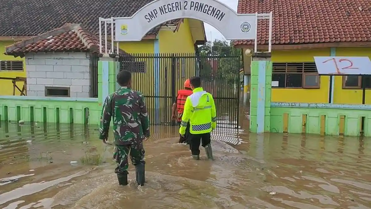 "Gak Pernah Separah Ini", Begini Kata Murid SMPN 2 Pangenan Cirebon Usai Sekolah Terendam 1 Meter