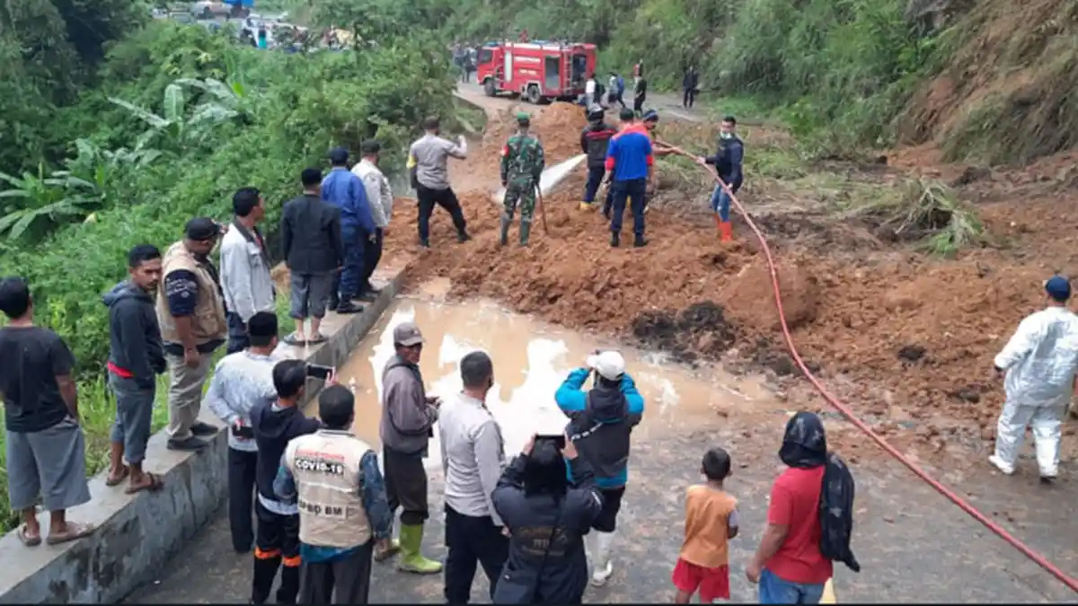 Jalan Bireuen Takengon Longsor, Kendaraan Terjebak Macet