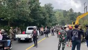 Lalu-lintas-di-Jalan-Raya-Puncak-Kecamatan-Cisarua-Kabupaten-Bogor-dilakukan-buka-tutup.jpg