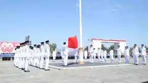 Suasana-pengibaran-bendera-merah-putih-HUT-ke-80-RI-di-Lombok-Tengah.jpg
