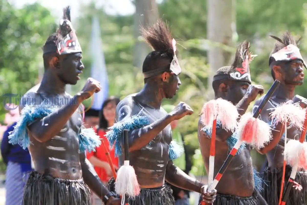 Lomba Busana Adat Semarakkan HUT Pemprov Kalbar ke-62 - lomba-busana-adat-3.jpg