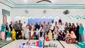 Tim-dosen-dan-mahasiswa-FKEP-USK-foto-bersama-warga.jpg