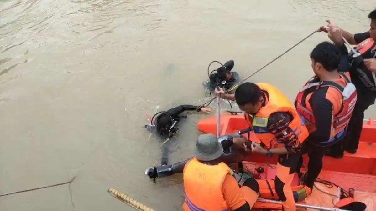 32 Orang dalam Truk Terjun ke Sungai Segati Riau, 4 Meninggal Dunia, 3 ...