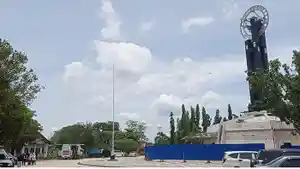 Foto-Tugu-Khatulistiwa-saat-ini-direnovasi.jpg
