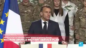 Prancis-Emmanuel-M1acron-mengumumkan-program-milite.jpg