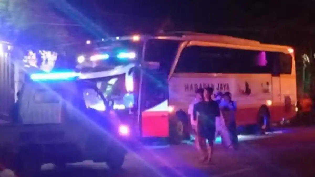 Bus Harapan Jaya Kecelakaan Tabrak Motor dan Tiang Jaringan Kabel di Mrican Kediri