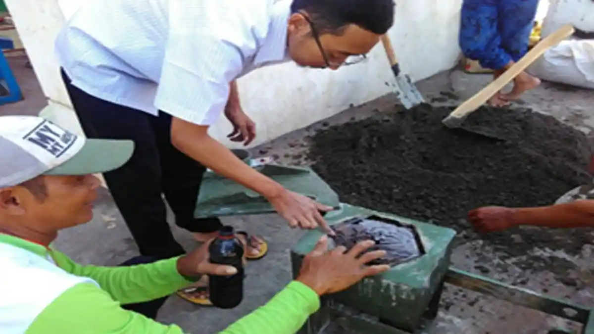 Cerita Nelayan Belajar Manfaatkan Limbah Kulit Kerang untuk Bahan Pakan Ternak dan Paving Unik