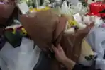 Buket Bunga untuk Korban Tabrakan Maut Kereta