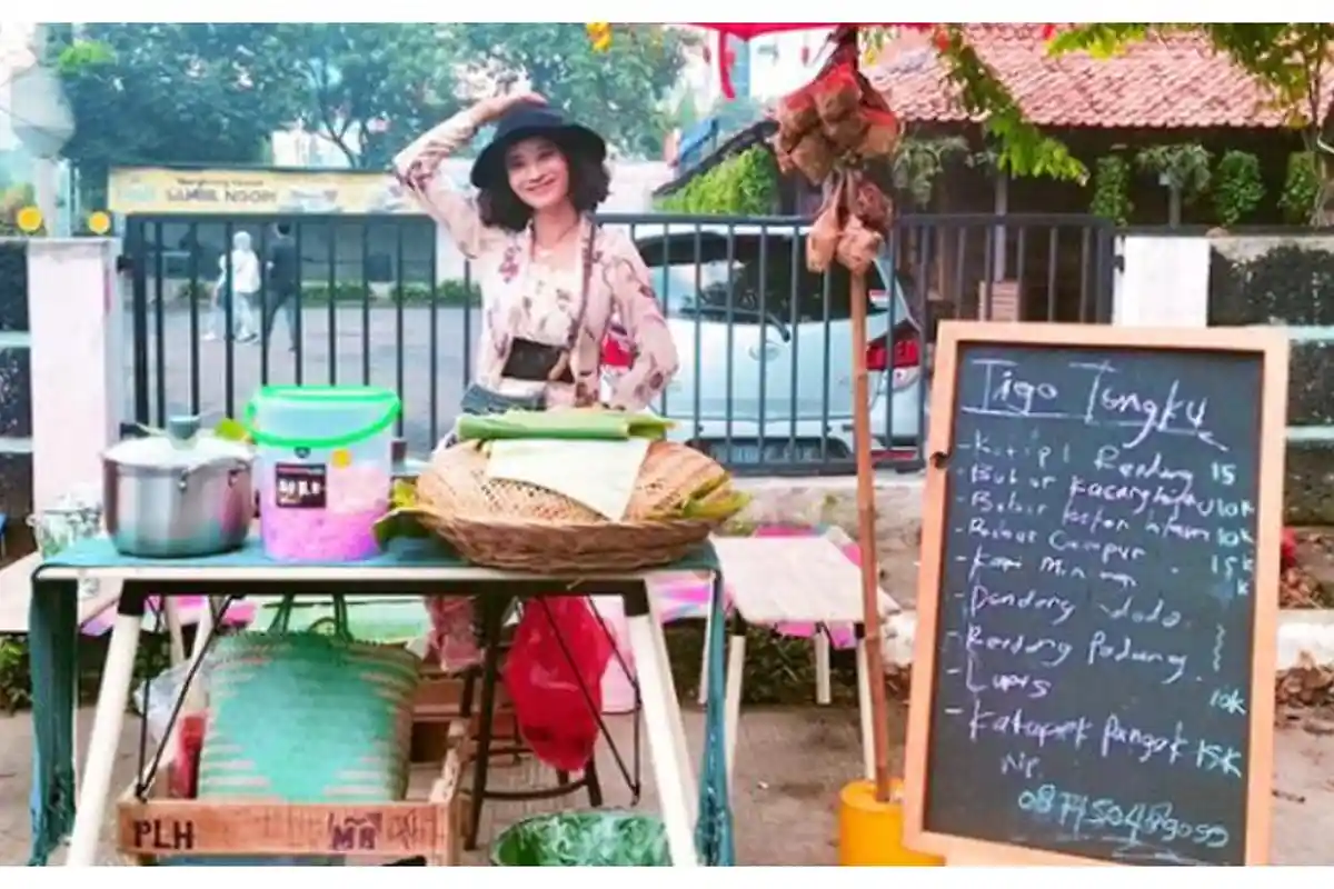 Gaya Fashionable Jualan Ketupat Rendang di Pinggir Jalan Bekasi, Ternyata Sonya Minta Resep Ibunda