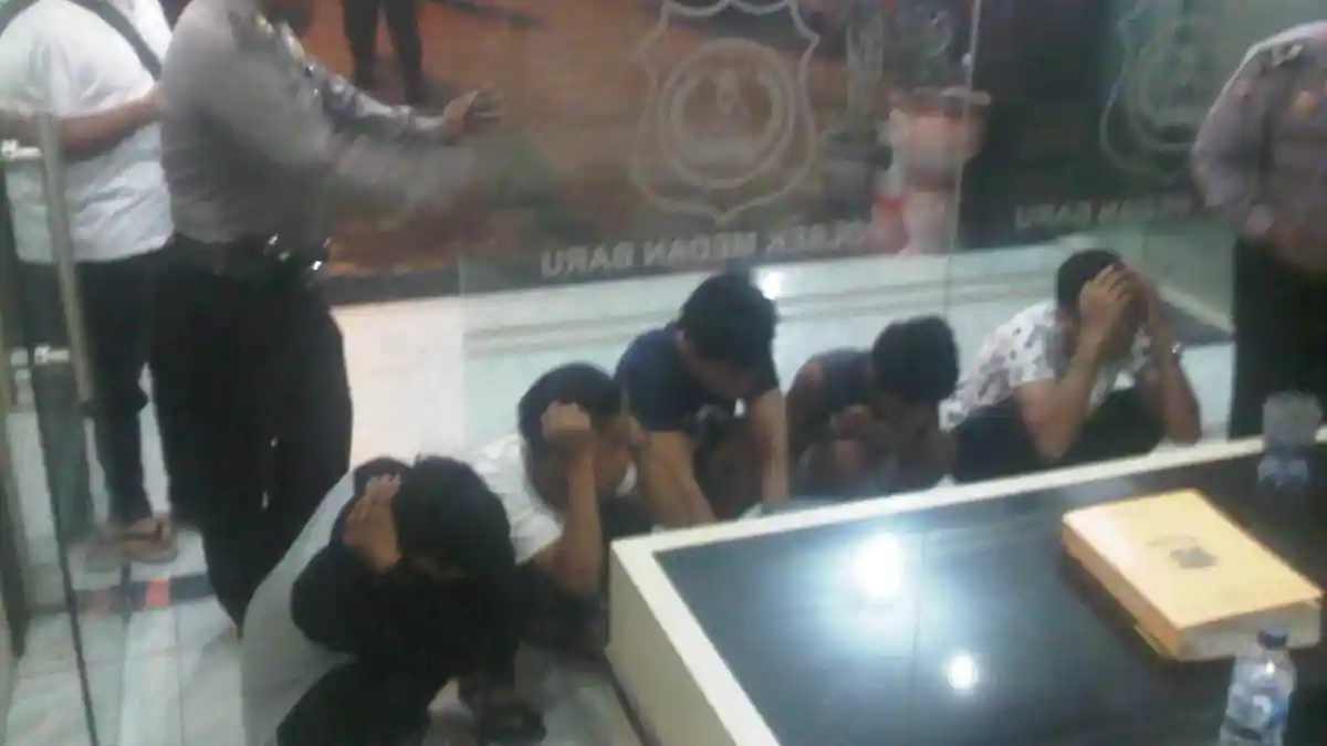 Ugal Ugalan Mobil yang Dikendarai Remaja Ini Tabrak Mobil Patroli Polisi