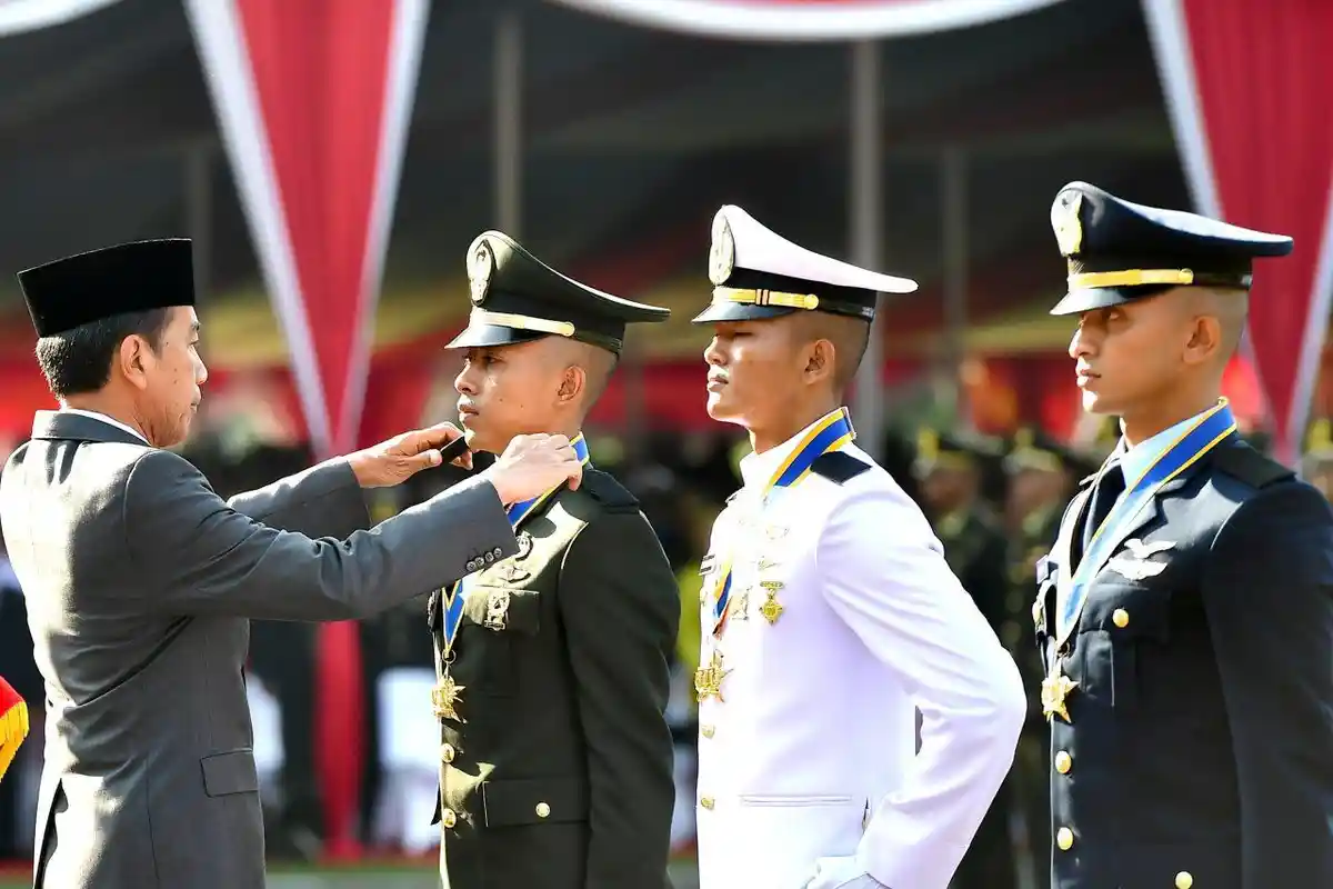 Air Mata Bahagia Peternak Babi Dapat Adhi Makayasa dari Jokowi, Aditya Wahyu Kini Perwira TNI AD